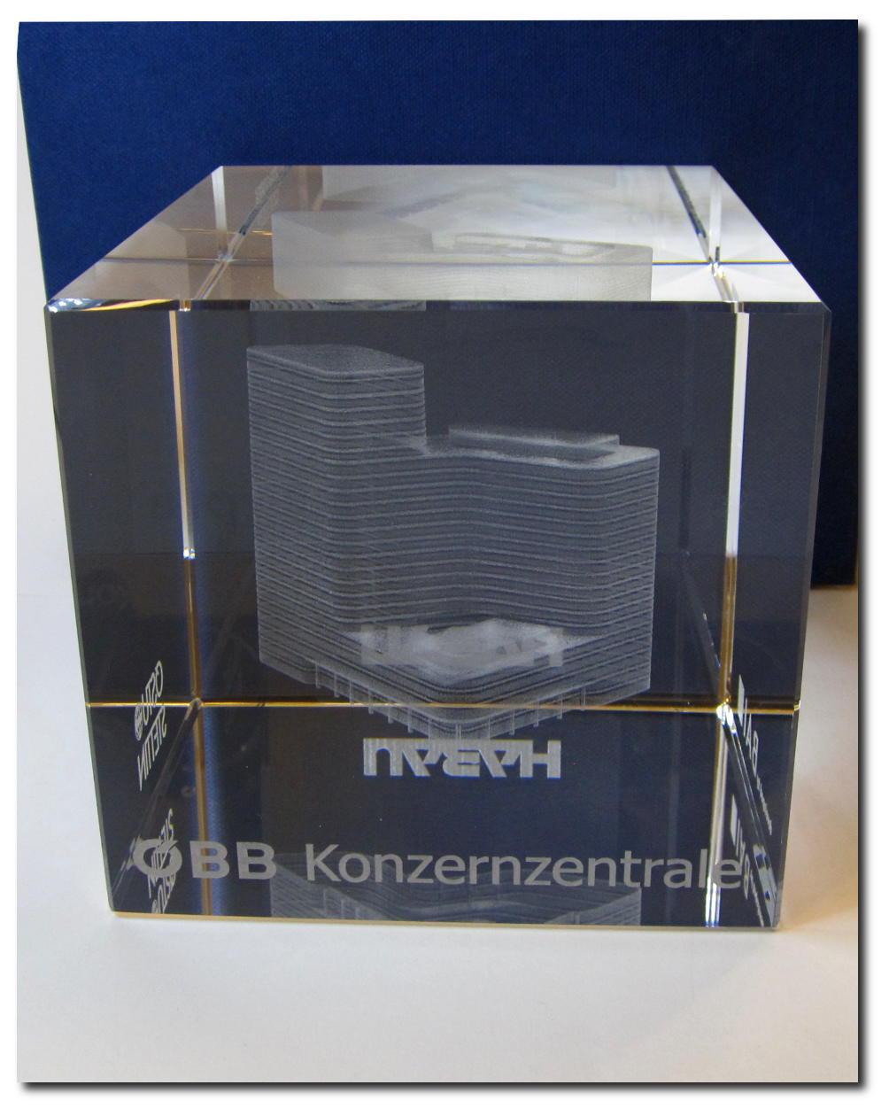 Glasw&uuml;rfel mit Gravur, 3D Modell beigestellt